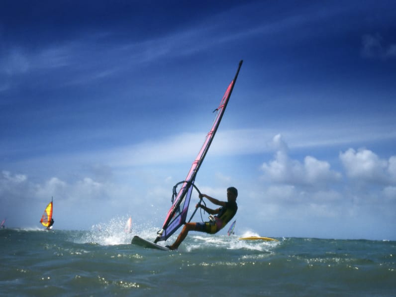 Surfer im freien Meer © iStock.com/bkindler