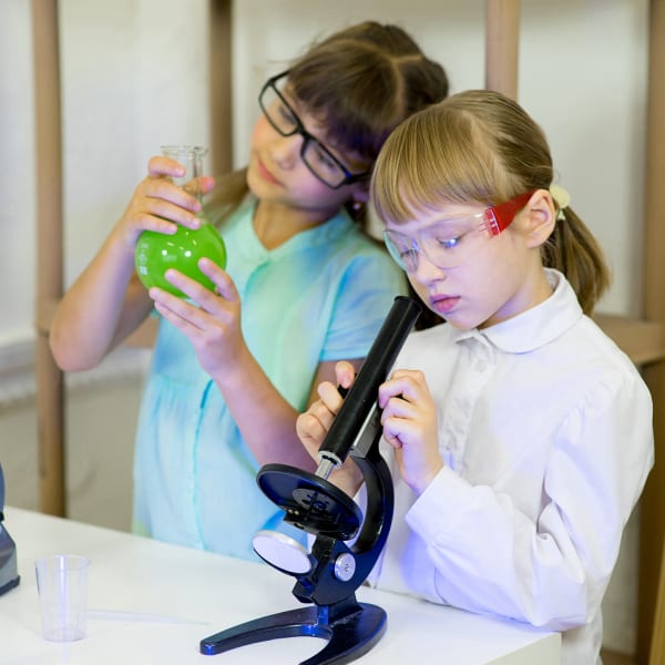Kinder im Experimentarium © ElenaNichizhenova/iStock / Getty Images Plus via Getty Images